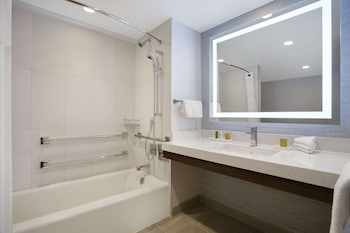 Room, 1 King Bed, Accessible, Bathtub (Mobility/Hearing)