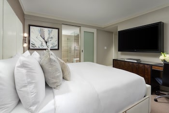 Suite, 1 King Bed (Living & Dining Area Manhattan Floor)