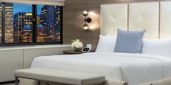 Suite, 1 King Bed (Living & Dining Area Manhattan Floor)