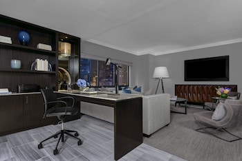 Suite, 1 King Bed (Living Area Manhattan Floor)
