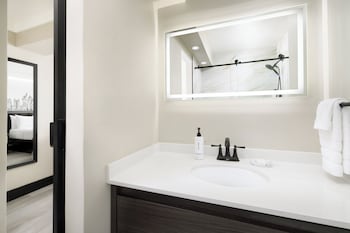 Premium Room, 1 Queen Bed, Accessible Bathtub