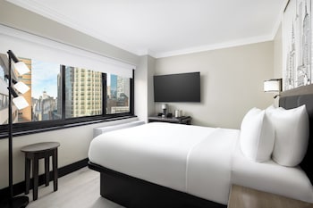 Premium Room, 1 Queen Bed, Accessible Bathtub