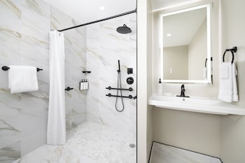 Suite, Multiple Beds, Roll-in Shower (Mobility)
