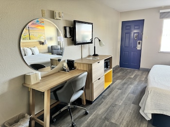 Room, 1 King Bed, Accessible, Non Smoking (Mobility/Hearing, Roll-In Shower)