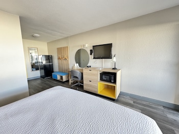 Room, 1 King Bed, Accessible, Non Smoking (Mobility/Hearing, Roll-In Shower)