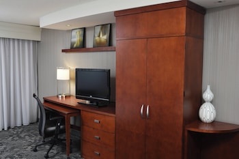 Room, 1 King Bed (Mobility/Hearing Access, Roll-in Shwr)