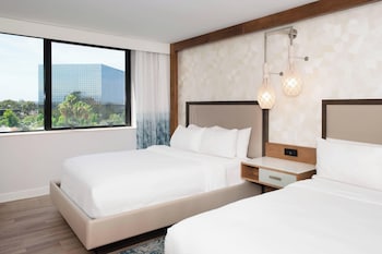 Room, 2 Queen Beds, Pool View