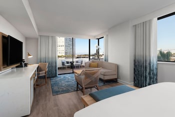 Junior Suite, 1 King Bed, Balcony
