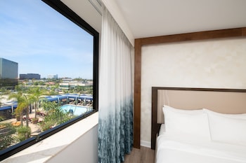 Room, 2 Queen Beds, Pool View