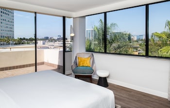 Junior Suite, 1 King Bed, Balcony (Mobility Accessible, Tub)