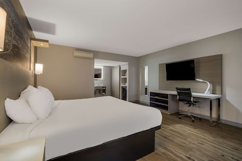 Standard Room, 1 King Bed, Non Smoking, Refrigerator