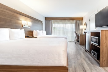 Room, 2 Queen Beds, Roll-in Shower
