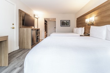 Room, 2 Queen Beds, Roll-in Shower