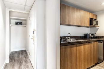 Suite, 1 King Bed with Sofa bed, Kitchenette, Corner