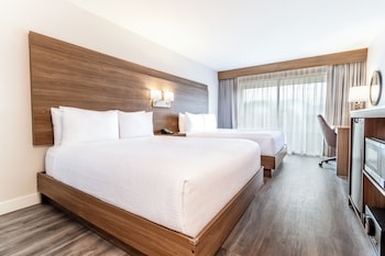 Room, 2 Queen Beds, Roll-in Shower