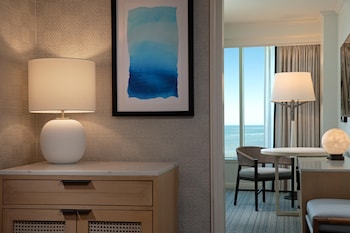 Room, 1 King Bed (Runway View)