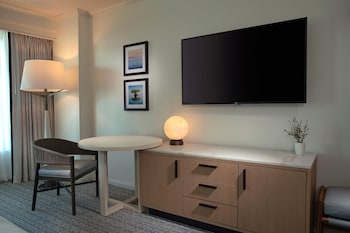 Room, 1 King Bed (Runway View)