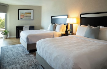Deluxe Room, 2 Queen Beds, Pool View