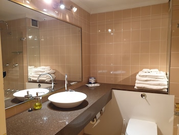 Deluxe King Family (6) Room (No Pets)