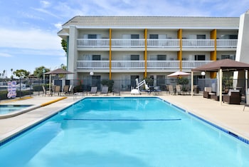 Standard Room, 2 Queen Beds, Pool View