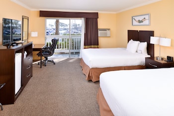 Standard Room, 2 Queen Beds, Pool View