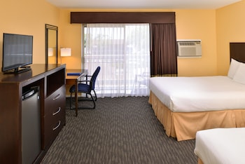 Standard Room, 2 Queen Beds, Pool View