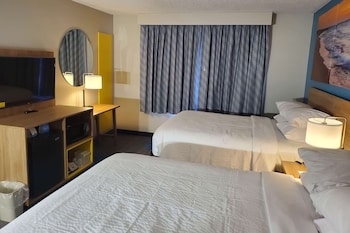 Room, 2 Queen Beds, Non Smoking (mini-fridge, AC, bathtub/shower)