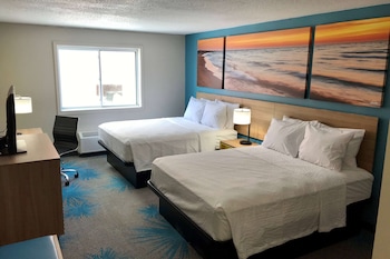 Room, 2 Queen Beds, Non Smoking (mini-fridge, AC, bathtub/shower)