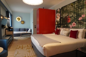 Suite (1 King, Single Sofa Bed)