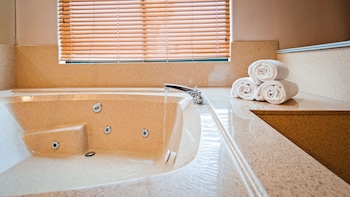 Standard Room, 1 King Bed, Non Smoking, Hot Tub (Larger Room)