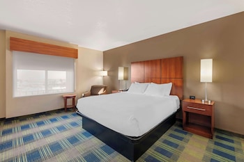 Standard Room, 1 King Bed, Non Smoking, Refrigerator & Microwave (Oversized Room)
