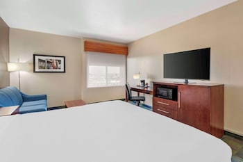 Standard Room, 1 King Bed, Non Smoking, Refrigerator & Microwave