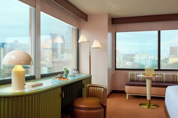 Corner Room, Guest room, 1 King