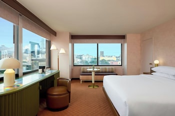 Corner Room, Guest room, 1 King