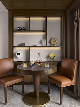 Junior Suite, 1 King Bed (Mayfair Floor)