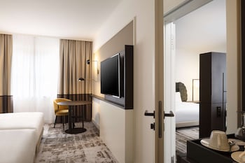 Junior Suite, 1 King Bed, Connecting Rooms (Family)