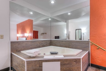 Deluxe Suite, 1 Queen Bed, Non Smoking, Hot Tub