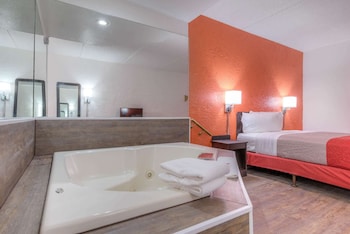 Deluxe Suite, 1 Queen Bed, Non Smoking, Hot Tub