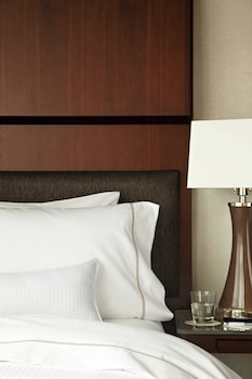 Traditional Room, 1 Queen Bed (Mobility Accessible, Roll-In Shower)