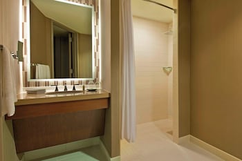 Executive Suite, 1 Bedroom (Mobility Accessible, Roll-in Shower)