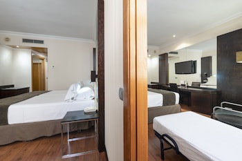 Family Room, Connecting Rooms (2 adults and 3 children)