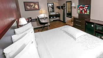 Premium Room, 1 King Bed (Upgraded Bedding & Snack, Smoke Free)