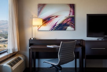 Deluxe Room, 1 King Bed, Accessible (Hearing)
