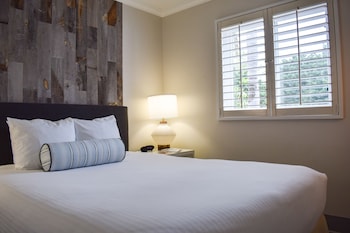 Junior Suite, 1 Queen Bed with Sofa bed (with Living Room)