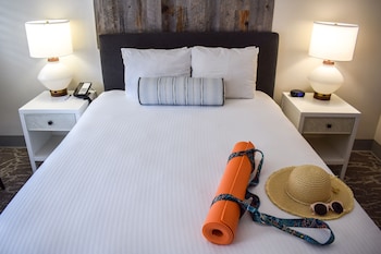 Room, 1 Queen Bed (Poolside)