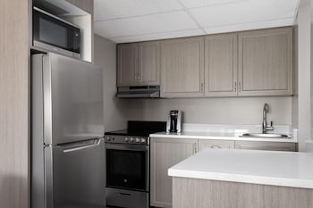 Suite, 1 Queen Bed, Non Smoking, Jetted Tub (Full Kitchen)