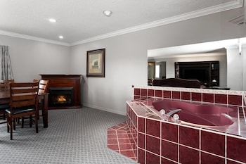 Suite, 1 King Bed, Non Smoking, Jetted Tub (Full Kitchen)