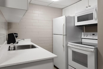 Suite, 1 King Bed, Non Smoking, Kitchen (Ground Floor)