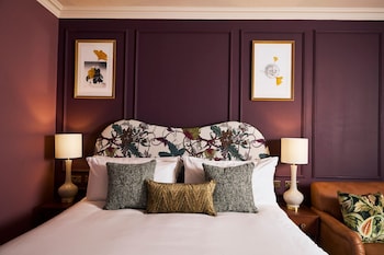 Deluxe Room, 1 King Bed with Sofa bed