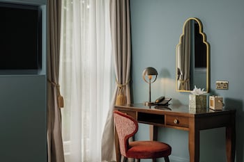 Deluxe Room, 1 King Bed, Ensuite, City View